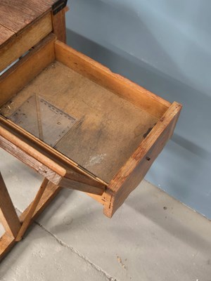 Lot 316 - A Reeves & Sons oak artist's easel and stand,...