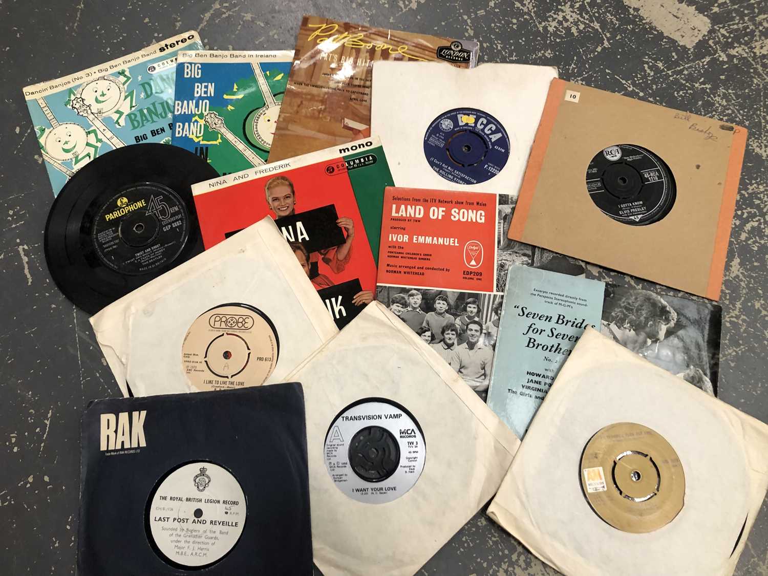 Lot 1701 - 45rpm single records, mainly pop and easy...