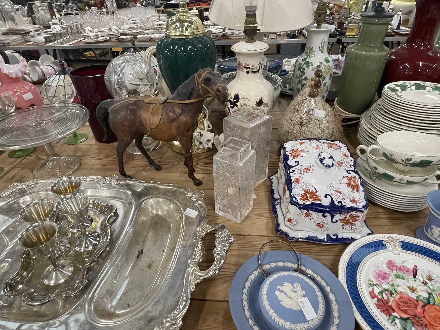 Lot 1917 - Wedgwood Napoleon Ivy patter dinner wares,...
