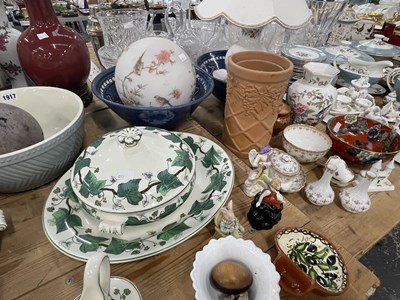 Lot 1917 - Wedgwood Napoleon Ivy patter dinner wares,...