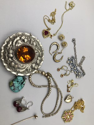 Lot 99 - An antique old cut diamond stick pin with...
