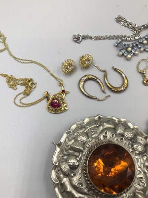 Lot 99 - An antique old cut diamond stick pin with...