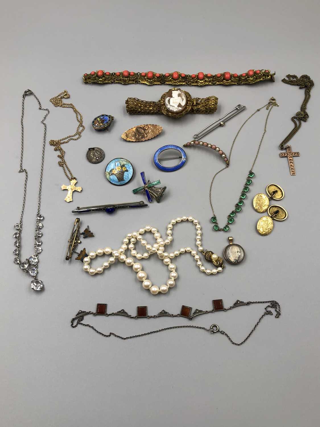 Lot 95 - Antique and later jewellery to include a cameo...