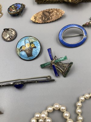 Lot 95 - Antique and later jewellery to include a cameo...
