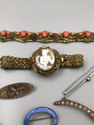 Lot 95 - Antique and later jewellery to include a cameo...