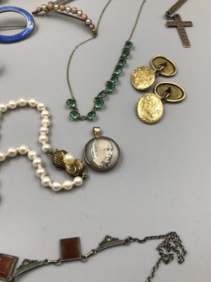 Lot 95 - Antique and later jewellery to include a cameo...