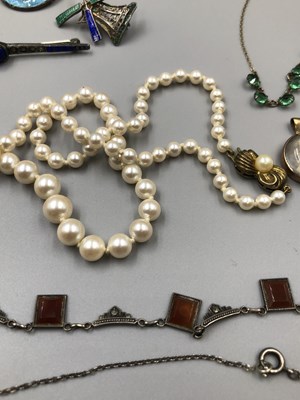 Lot 95 - Antique and later jewellery to include a cameo...