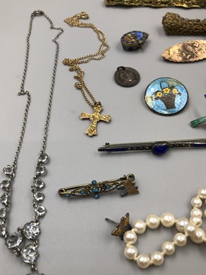 Lot 95 - Antique and later jewellery to include a cameo...