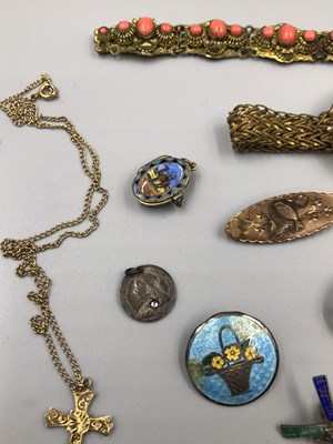 Lot 95 - Antique and later jewellery to include a cameo...