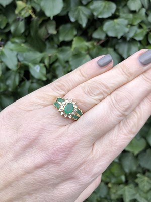 Lot 8 - An emerald and diamond cluster ring with...