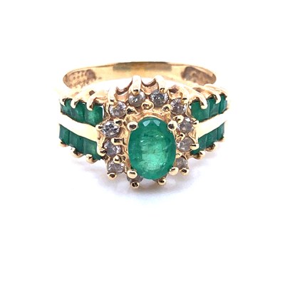 Lot 8 - An emerald and diamond cluster ring with...
