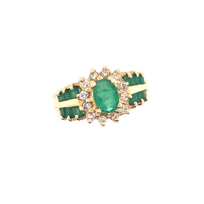 Lot 8 - An emerald and diamond cluster ring with...