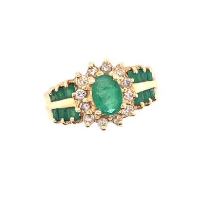 Lot 8 - An emerald and diamond cluster ring with...