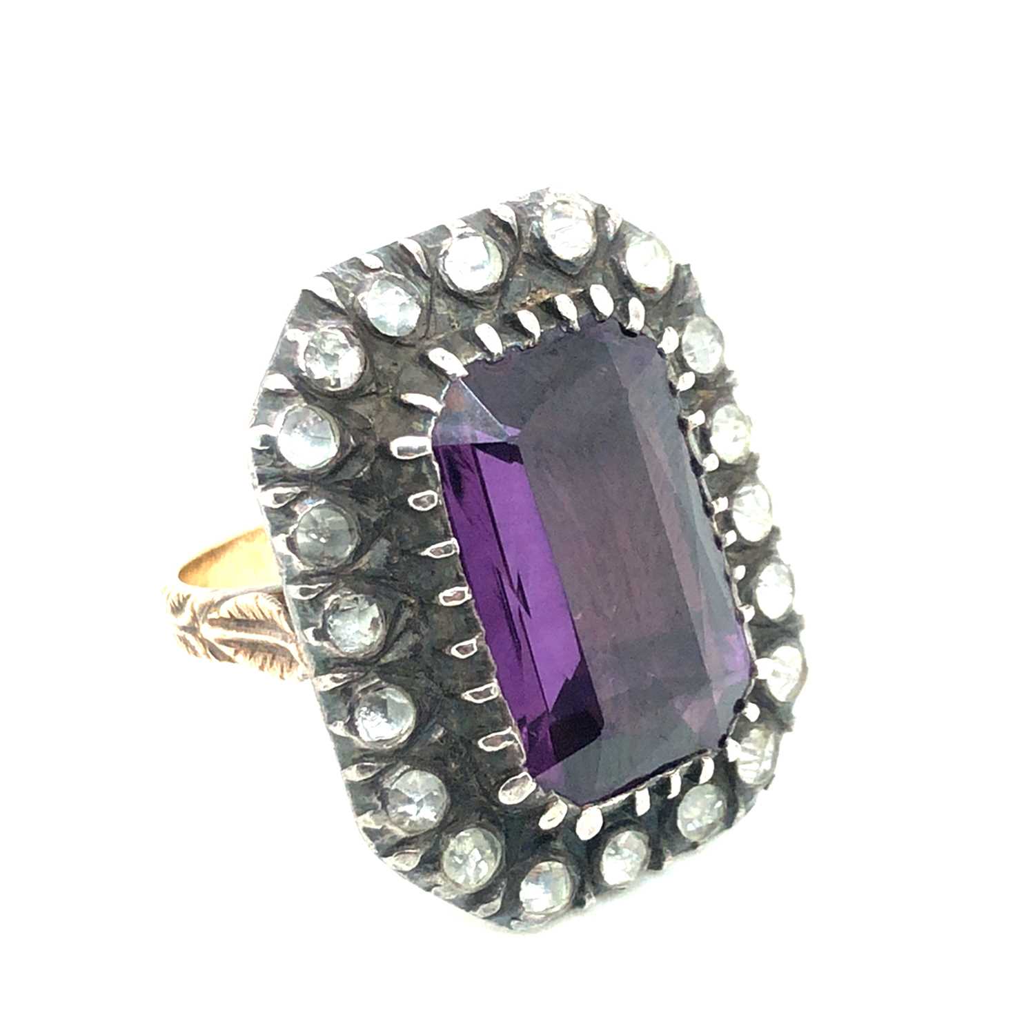 Lot 43 - A vintage large cocktail-style ring.
