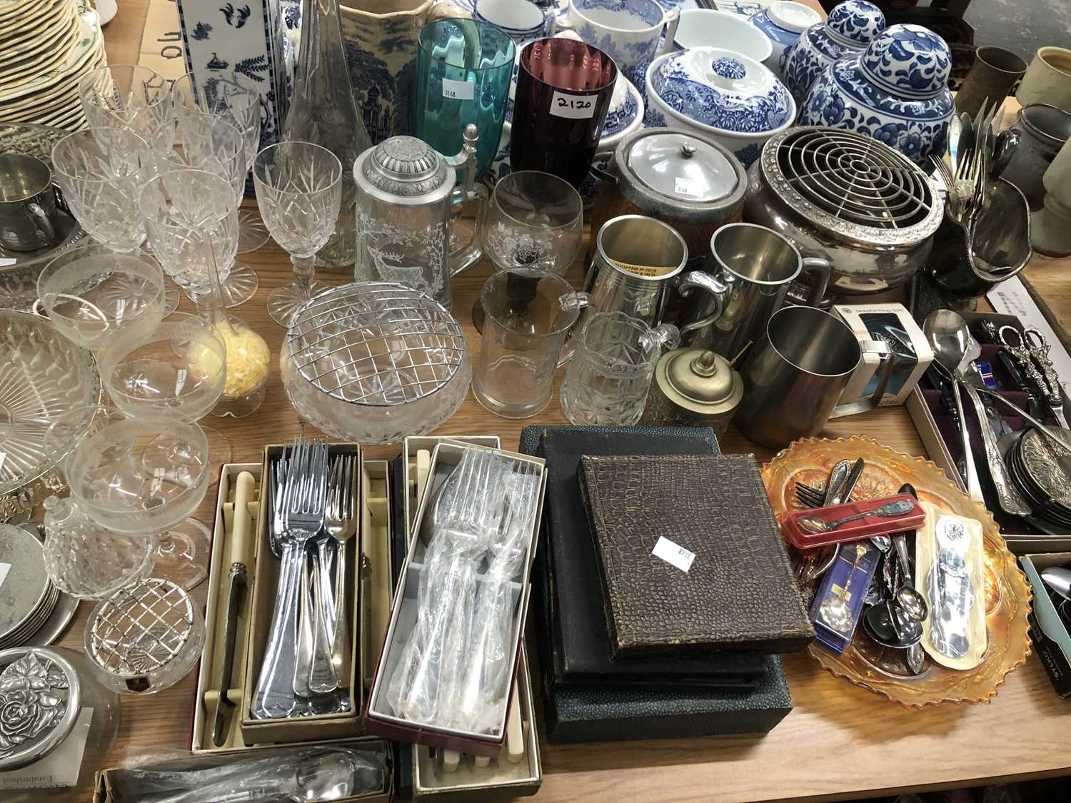 Lot 2120 - Cased and loose cutlery, drinking glass, metal...