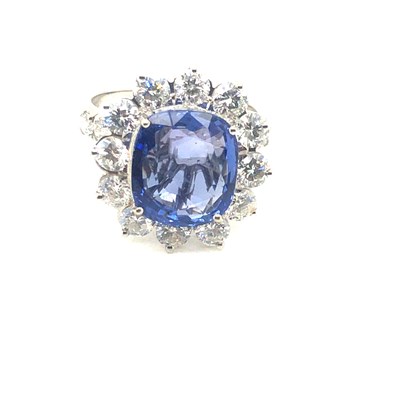 Lot 61 - A large sapphire and diamond cluster ring with...