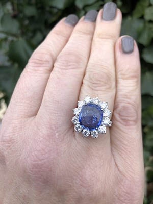 Lot 61 - A large sapphire and diamond cluster ring with...
