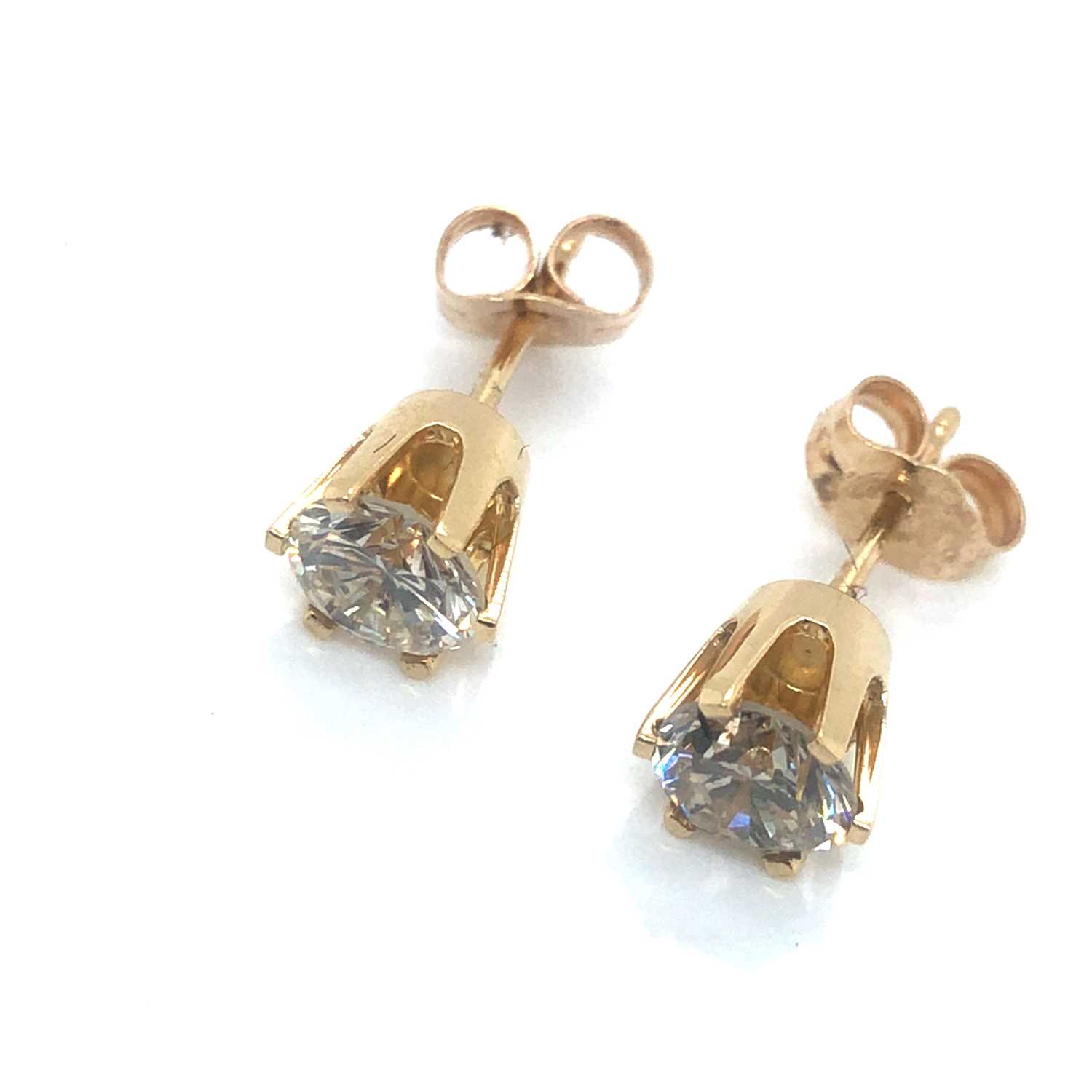 Lot 49 - A pair of round brilliant cut diamond stud...