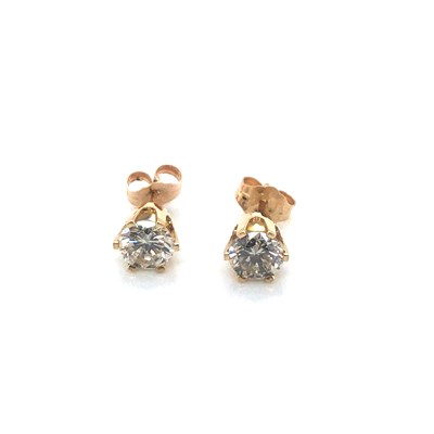 Lot 49 - A pair of round brilliant cut diamond stud...