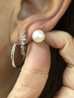 Lot 125 - A pair of oblate spheroid white cultured pearl...