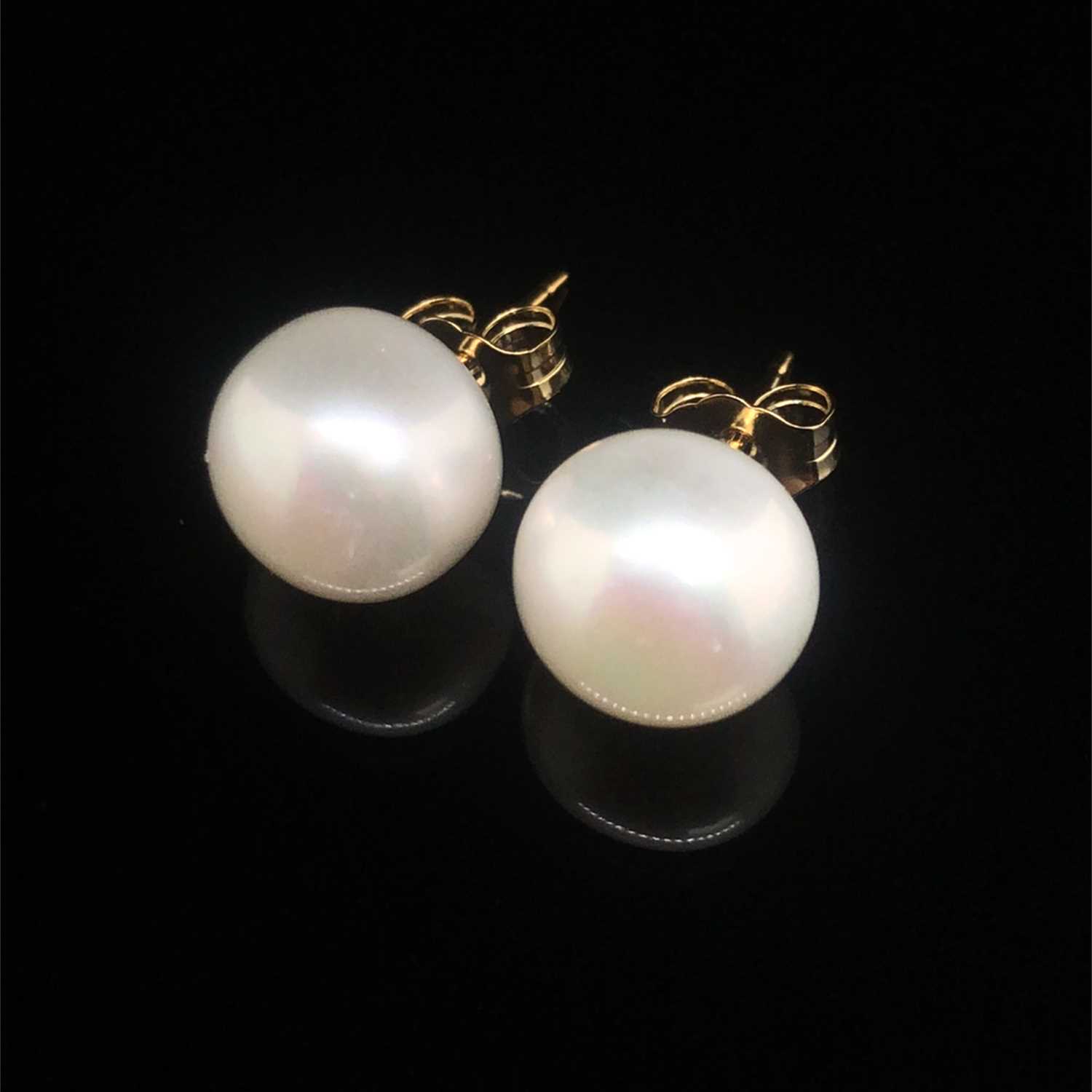 Lot 125 - A pair of oblate spheroid white cultured pearl...