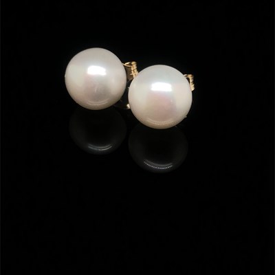 Lot 125 - A pair of oblate spheroid white cultured pearl...