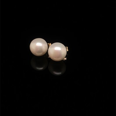 Lot 125 - A pair of oblate spheroid white cultured pearl...