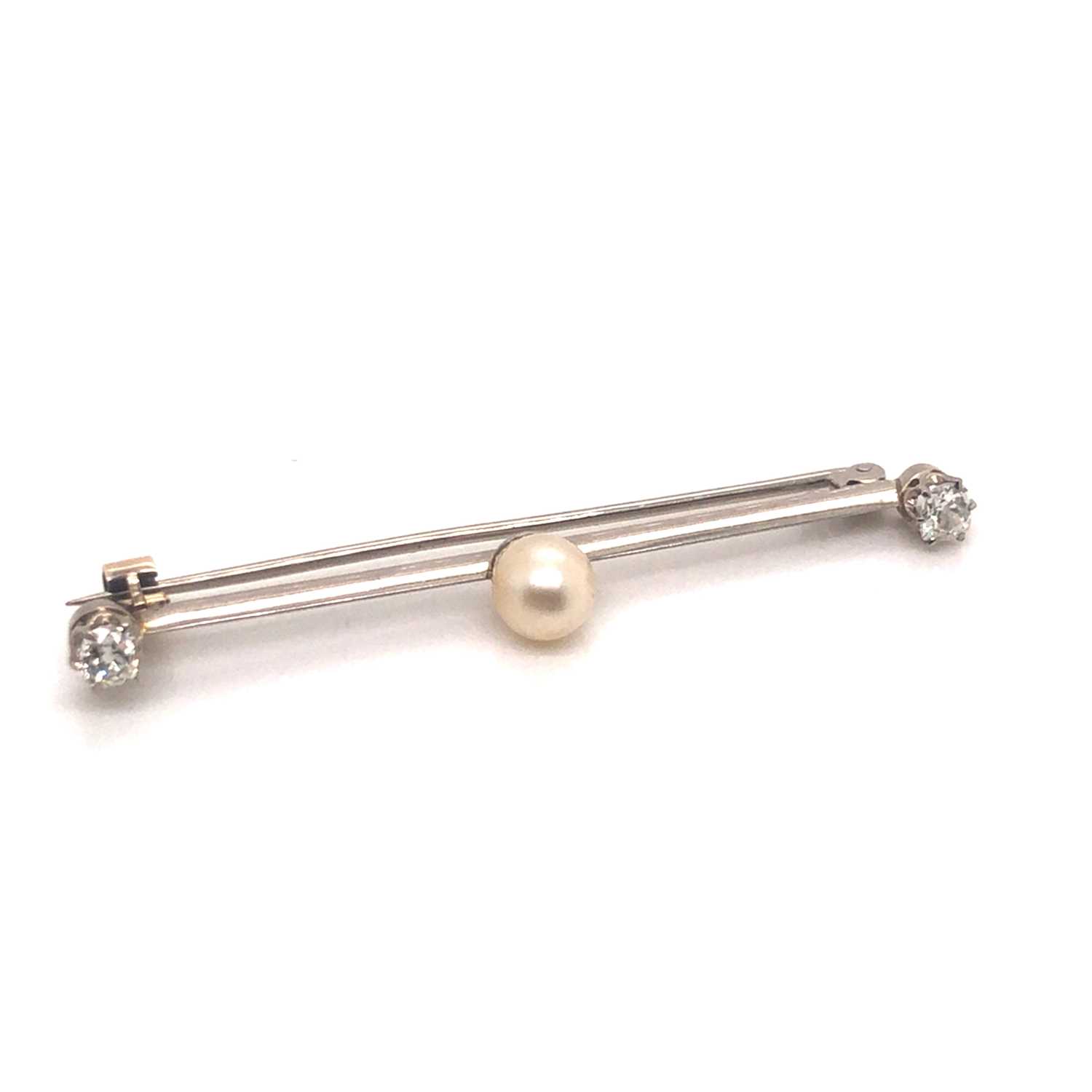 Lot 75 - A Victorian bar brooch set with a cultured...