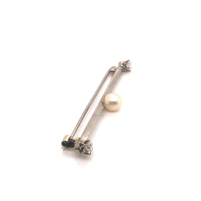 Lot 75 - A Victorian bar brooch set with a cultured...