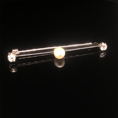 Lot 75 - A Victorian bar brooch set with a cultured...