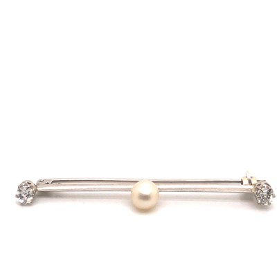 Lot 75 - A Victorian bar brooch set with a cultured...