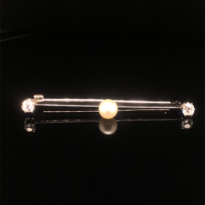 Lot 75 - A Victorian bar brooch set with a cultured...