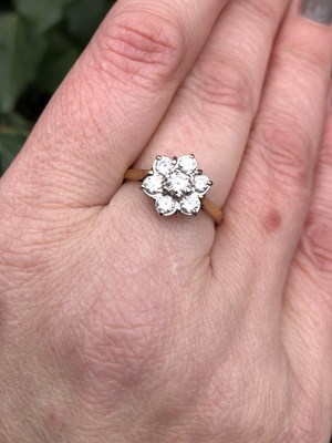 Lot 63 - A vintage 18ct hallmarked gold seven-stone...