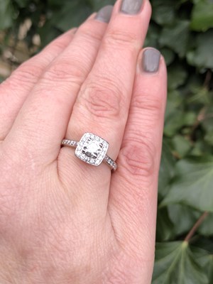 Lot 90 - An 18ct white gold diamond ring. The central...