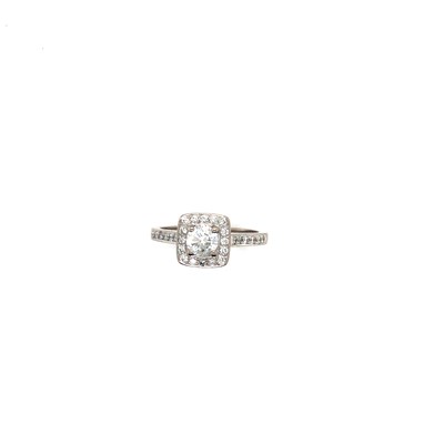 Lot 90 - An 18ct white gold diamond ring. The central...