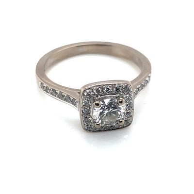 Lot 90 - An 18ct white gold diamond ring. The central...