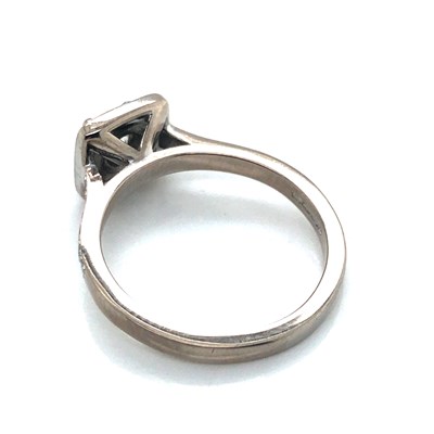 Lot 90 - An 18ct white gold diamond ring. The central...