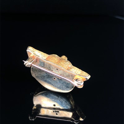 Lot 124 - A vintage 9ct gold fox mask brooch with red...