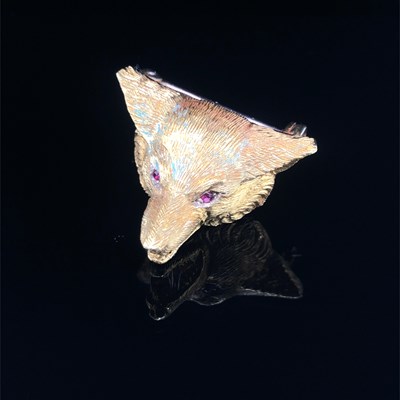 Lot 124 - A vintage 9ct gold fox mask brooch with red...