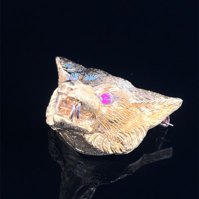 Lot 124 - A vintage 9ct gold fox mask brooch with red...