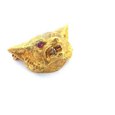 Lot 124 - A vintage 9ct gold fox mask brooch with red...