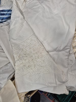 Lot 1325 - A quantity of curtains and textiles