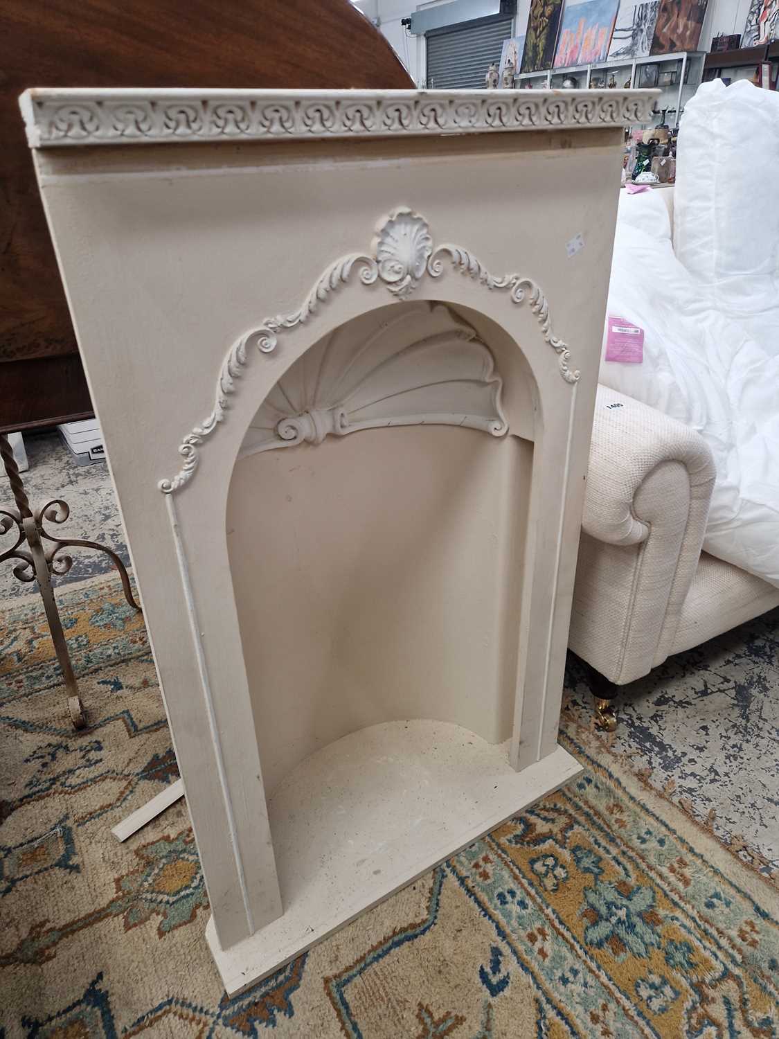 Lot 1404 - A large plaster niche. H 100 W 62 D 37 cm