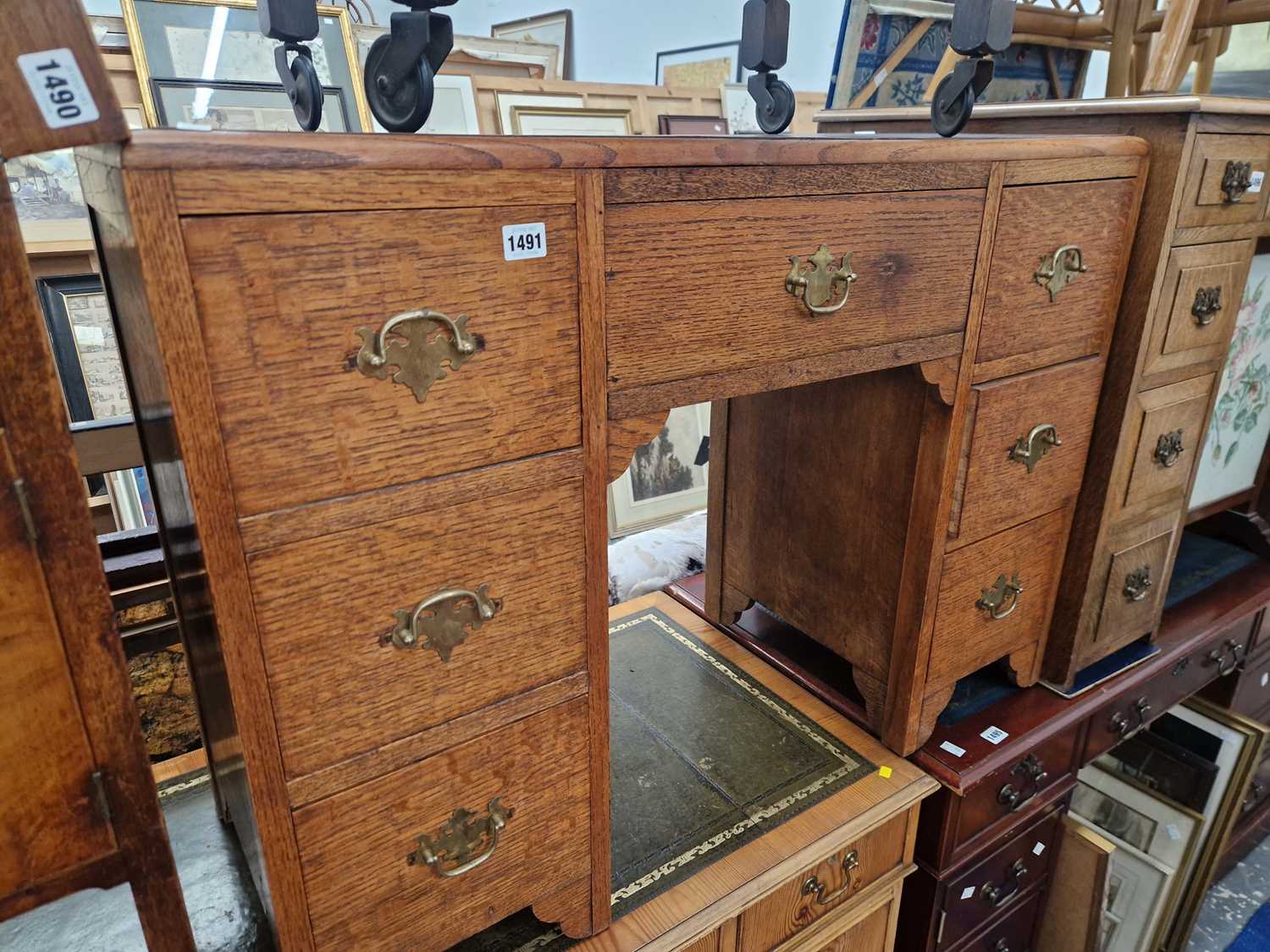Lot 1491 - An art deco small oak kneehole desk. 101 x 40...