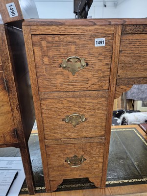 Lot 1491 - An art deco small oak kneehole desk. 101 x 40...