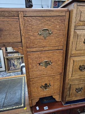 Lot 1491 - An art deco small oak kneehole desk. 101 x 40...