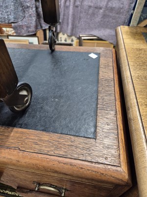 Lot 1491 - An art deco small oak kneehole desk. 101 x 40...
