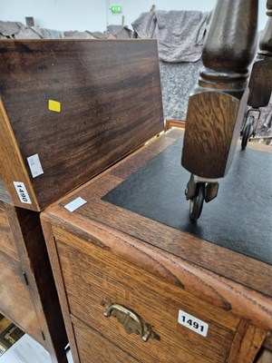 Lot 1491 - An art deco small oak kneehole desk. 101 x 40...