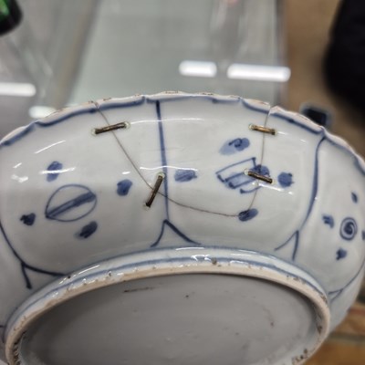 Lot 271 - From the Wanli shipwreck, a kraak blue and...