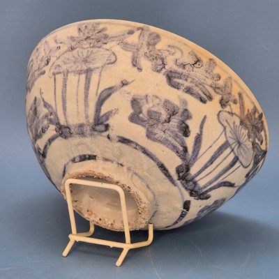 Lot 294 - A Zhangzhou blue and white bowl, the exterior...